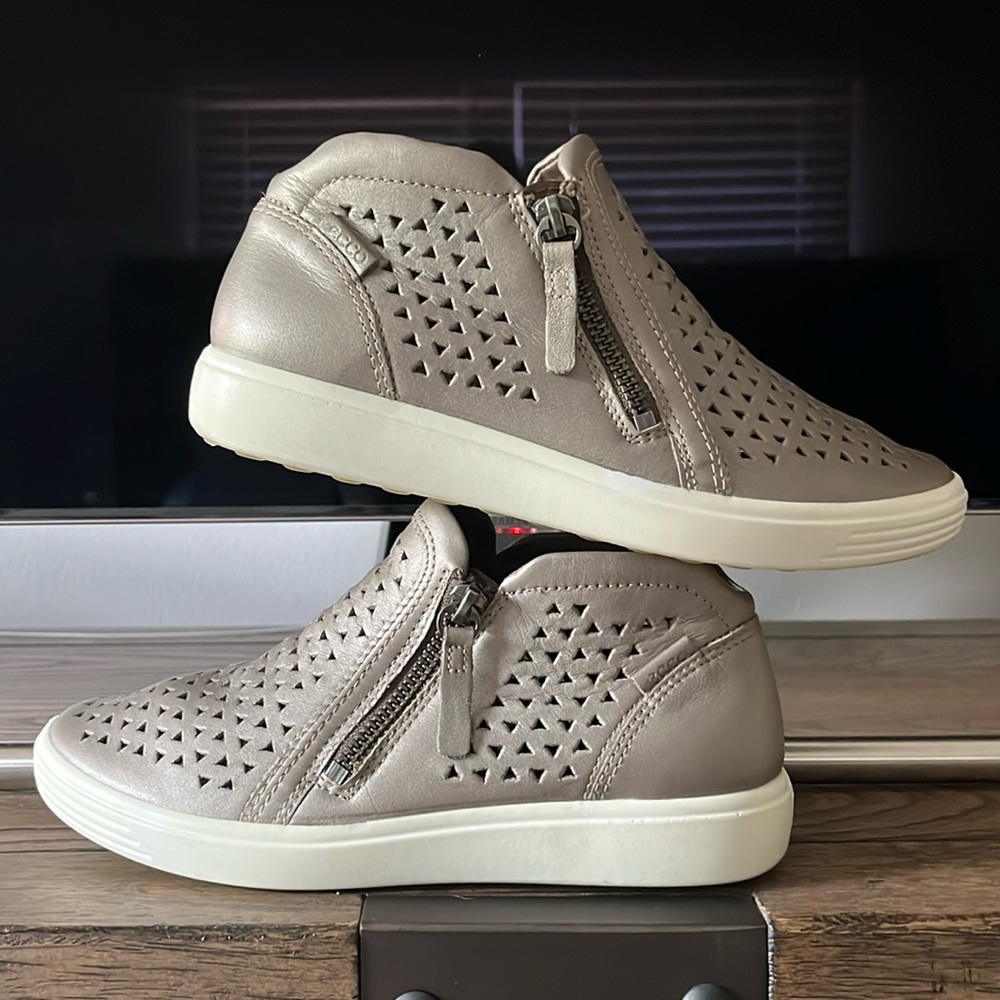 ECCO - EUC Gray and White Sneakers Comfortable Stylish Design